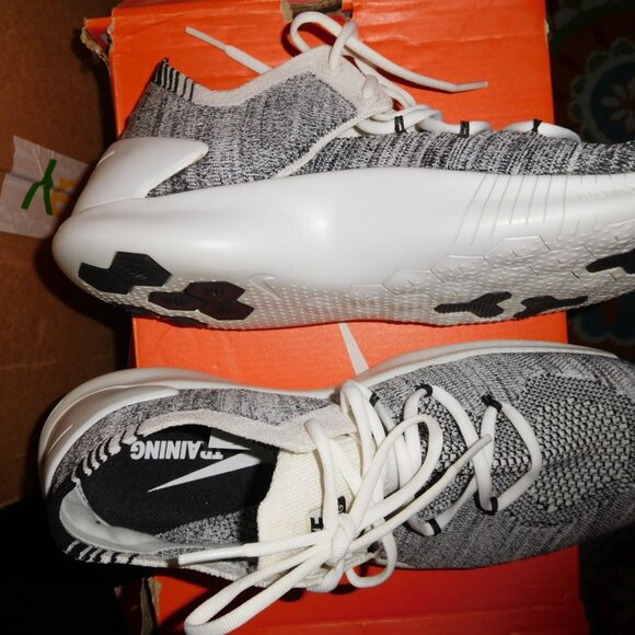 NEW 9.5M LADIES NIKE FREE TR FLYKNIT 3 CARDIO SNEKAERS BLACK WHITE - Picture 5 of 8